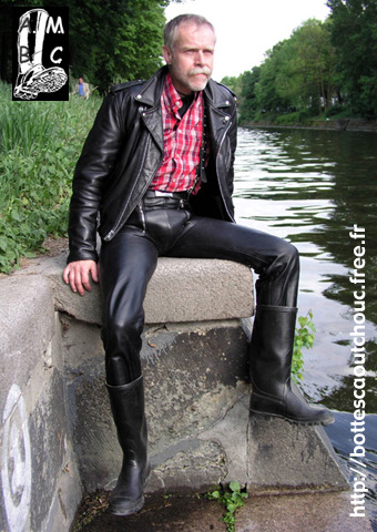 Wearing Tretorn rubber boots. Gummistiefel, stivali di gomma; botas de hule.