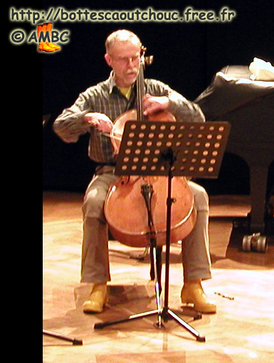 Michael wearing yellow Hunter wellies; Mit gelbe Gummistiefel.