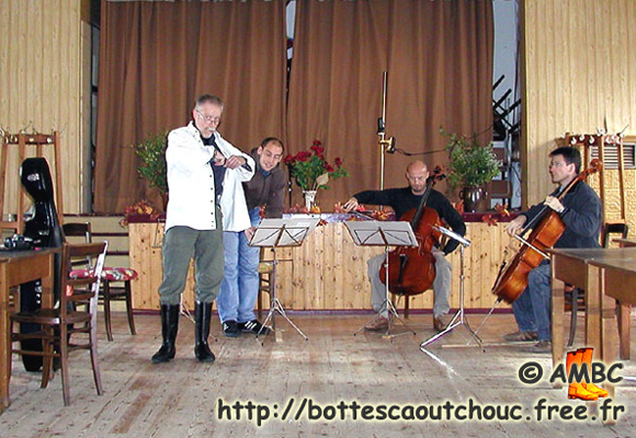 Wearing black wellies, 2009. Schwarze Gummistiefel.