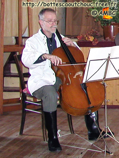 Mit Schwarze Gummistiefel, 2009. With black rubber boots, 2009.