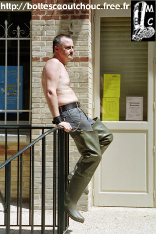 Bare torso in front of the Post Office.