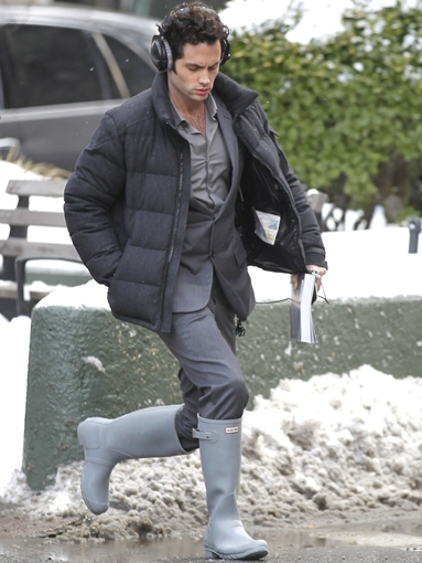 Penn Badgley weraing grey Hunter boots, 2011. Stivali di gomma.