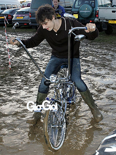 Pete Doherty at Glastonbury, 2007. Wellies.