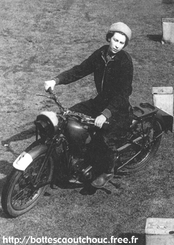 Elisabeth II, in rubber boots.