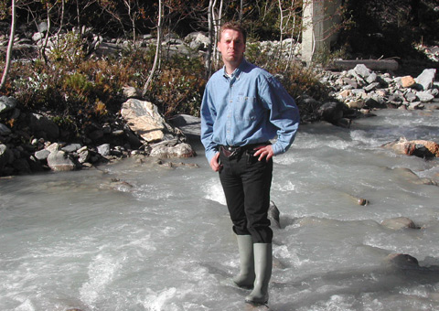 Christophe at the river. Gummistiefel, bottes caoutchouc, rubber boots.