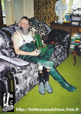 Bill H. at home. Rubber boots, Gummistiefel, stivali di gomma.