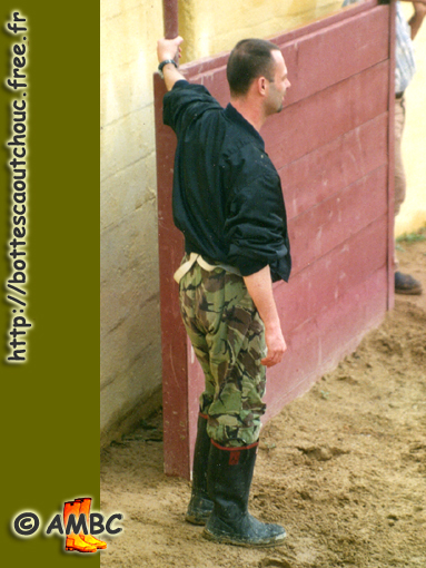 Flavio in the arena.  Gummistiefel, bottes caoutchouc, rubber boots.