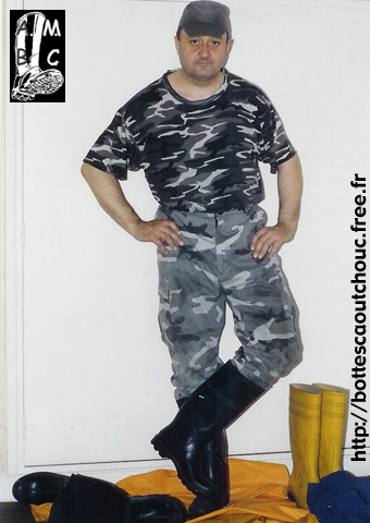 Daniel, wearing camo gear. Gummistiefel, botas de hule.