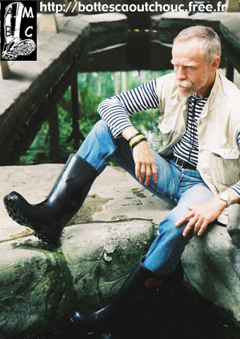 Gummick is wearing Bekina boots in France.