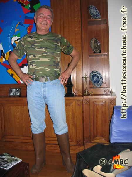 Jean, in Liège, wearing brown Baudou unlined rubber boots. Gummistiefel, bottes caoutchouc.