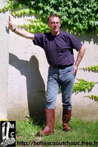 Roger wearing brown Etché unlined gumboots.