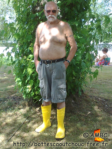 Holidays in yellow PVC boots, Gummistiefel, rubber laarzen, botas de hule, July 2010.