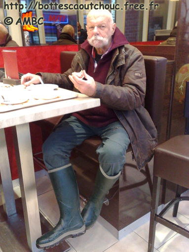 Snack in Köln. Gummistiefel, rubber laarzen, 2010.