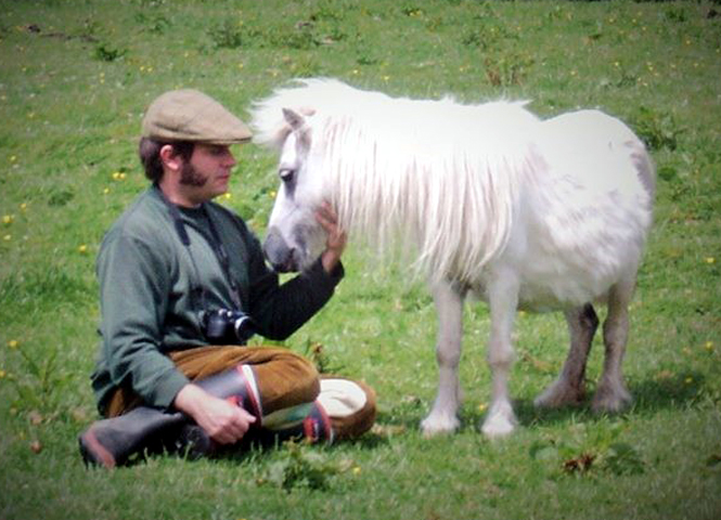 Ted & white poney / Ted et un poney blanc