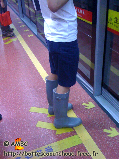 We can say that the rubber boots fashion is influencing Chine little by little