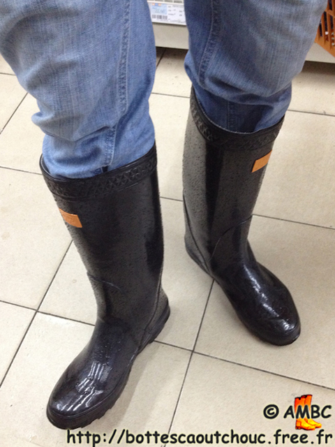 I find that few people pay attention or stare to my traditional Chinese boots