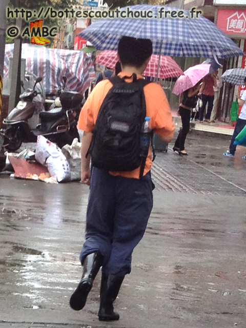 5 or 10 years ago, it was difficult to imagine the office ladies and office men wearing rubber boots to go to work. 