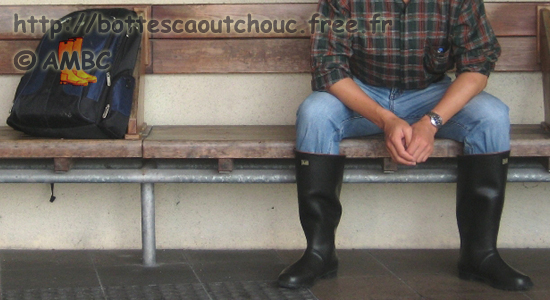 Wearing my Japanese wellies near a samouraï, 2012.
