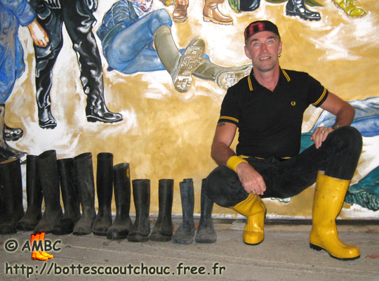 Wearing yellow working boots, Gummistiefel, bottes caoutchouc, rubber laarzen, gumboots, 2007.