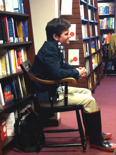 Josh wearing rubber boots in a library near New York. Gummistiefel, galochas, rubber laarzen, gumboots, bottes caoutchouc.