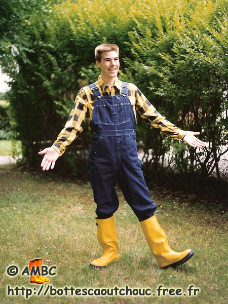 Brian wearing yellow rubber overboots. Gummistiefel, wellies, stivali di gomma, botas de hule.