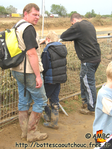 Father & sons in muddy gumboots. Gummistiefel, stivali di gomma, 2005.