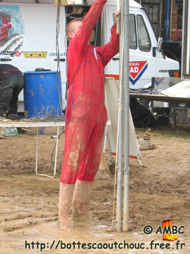 Wearing red coveralls in muddy rubber boots. Gummistiefel, stivali di gomma, 2005.