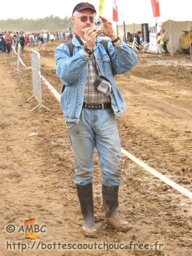 Spectators in muddy rubber boots. Gummistiefel, stivali di gomma, 2005.