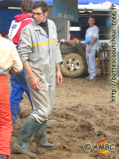 The garage  is very muddy. Gummistiefel, stivali di gomma, 2005.