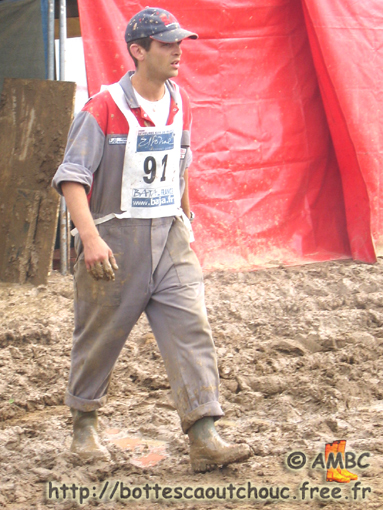 A muddy rubberbooted mechanic. Gummistiefel, stivali di gomma, 2005.
