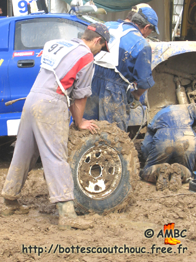 Muddy rubberbooted mechanics. Gummistiefel, stivali di gomma, 2005.