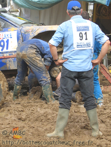 Muddy rubberbooted mechanics. Gummistiefel, stivali di gomma, 2005.