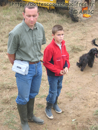 Rubberbooted spectators:father & son. Gummistiefel, stivali di gomma, 2005.
