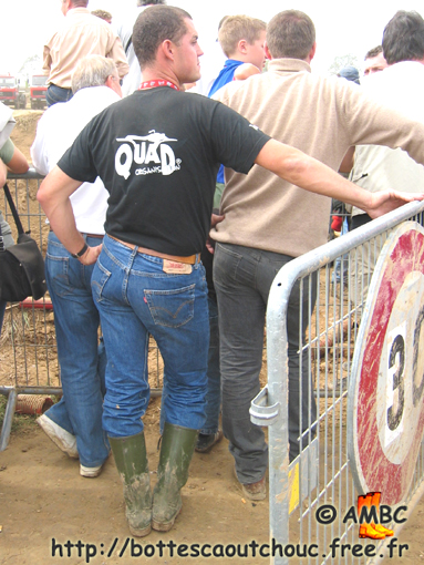 Nice looking rubberbooted participant, with "Quad" T-shirt. Gummistiefel, stivali di gomma, 2005.