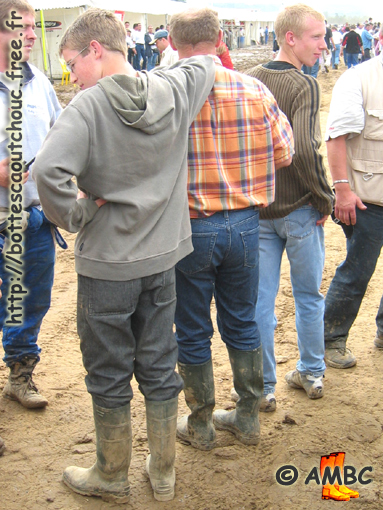 The  family is wearing rubber boots. Gummistiefel, stivali di gomma, 2005.