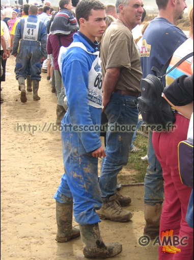 Young guy wearing overalls & rubber boots. Gummistiefel, stivali di gomma, 2005.