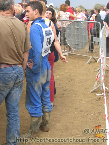 Young guy wearing overalls & rubber boots. Gummistiefel, stivali di gomma, 2005.