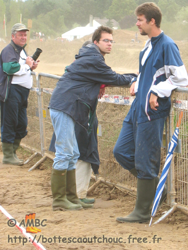 Everybody is wearing  rubber boots. Gummistiefel, stivali di gomma, 2005.