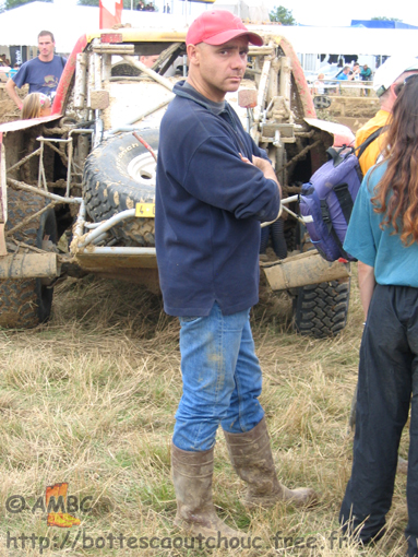 Nice looking guy  wearing  rubber boots. Gummistiefel, stivali di gomma, 2005.