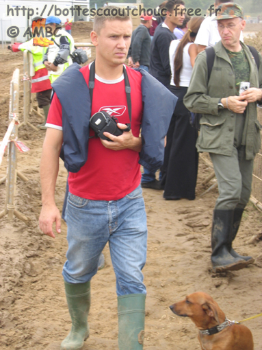 Nice looking guy wearing PVC boots. Gummistiefel, stivali di gomma, 2005.