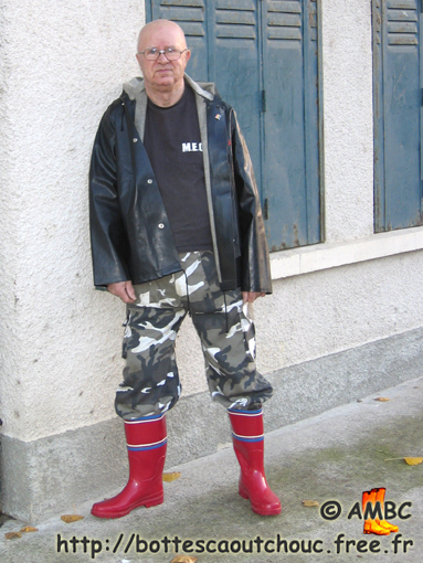 Wearing camo trousers & red welleis; Gummistiefel, bottes caoutchouc, rubber boots, 2007.
