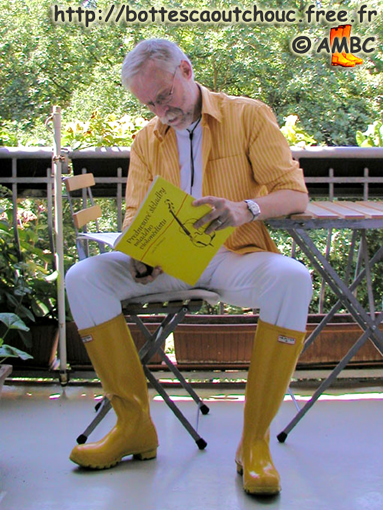 Michael playing cello in yellow Hunter wellies; Gummistiefel, bottes caoutchouc, rubber boots, 2008.