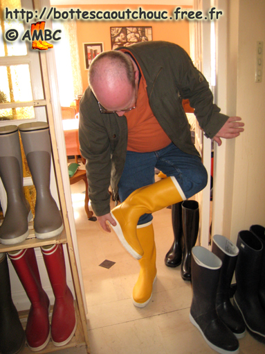 Sean-Paul, wearing yellow wellies; bottes caoutchouc, rubber boots, 2007.