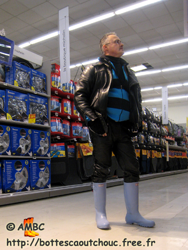 Wearing Pale Blue Hunter at Carrefour Supermarket, Gummistiefel, bottes caoutchouc, rubber boots, 2008.