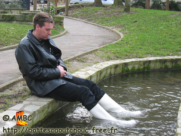 Wearing white baudou wellies in Dammarie Les Lys, 2007. Gummistiefel, bottes caoutchouc.