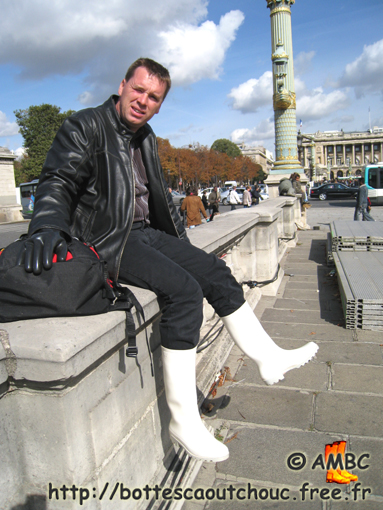 Wearing my white wellies in Paris, 2008. Gummistiefel, bottes caoutchouc.
