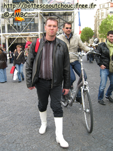 Wearing white wellies in beaubourg, Paris, 2008. Gummistiefel, bottes caoutchouc.