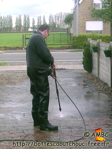 David wearing chest waders in Belgium, 2008. Gummi Waders, cuissardes caoutchouc.