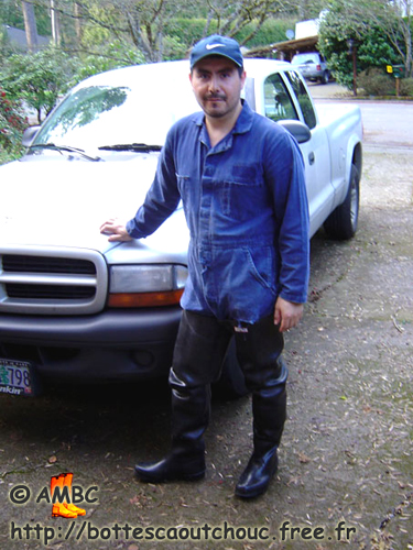 Fernando wearing waders in Portland, Oregon. Gummi Waders, cuissardes caoutchouc, rubber hip boots.