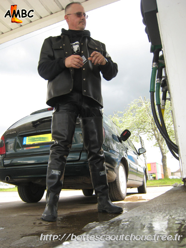 Pascal wearing Westgate waders, 2008. Gummi Waders, cuissardes caoutchouc.